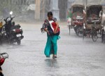 UPDATE 1-Monsoon rains paralyse air, street traffic in Mumbai