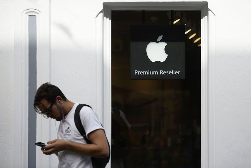 © Reuters. Apple earnings in focus