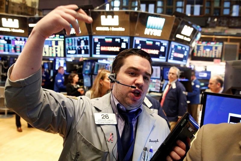 © Reuters.  Wall Street cierra al final con importantes pérdidas y Dow Jones cede 0,99 %