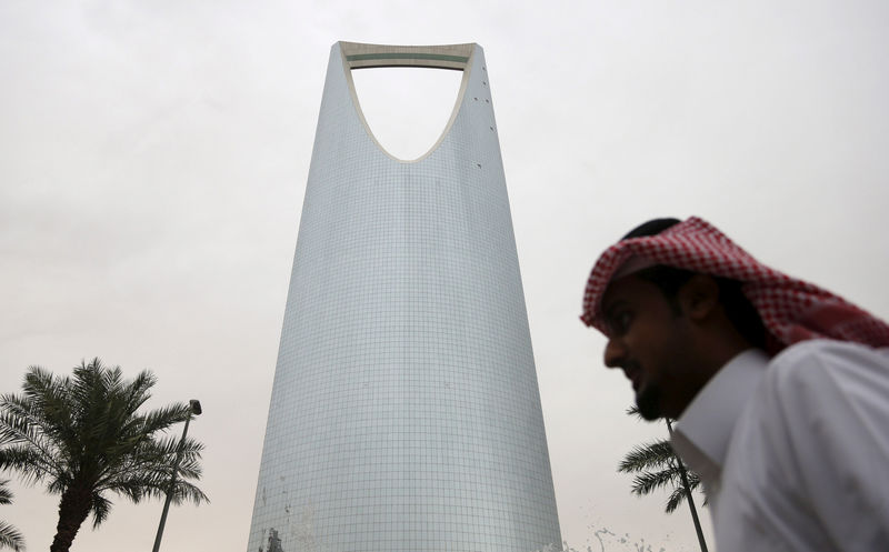 © Reuters. Saudis changing procurement rules to save money, boost local firms