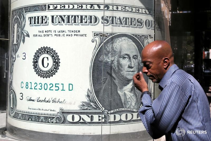 © Reuters.  El dólar cierra la semana en máximos de mediados de noviembre