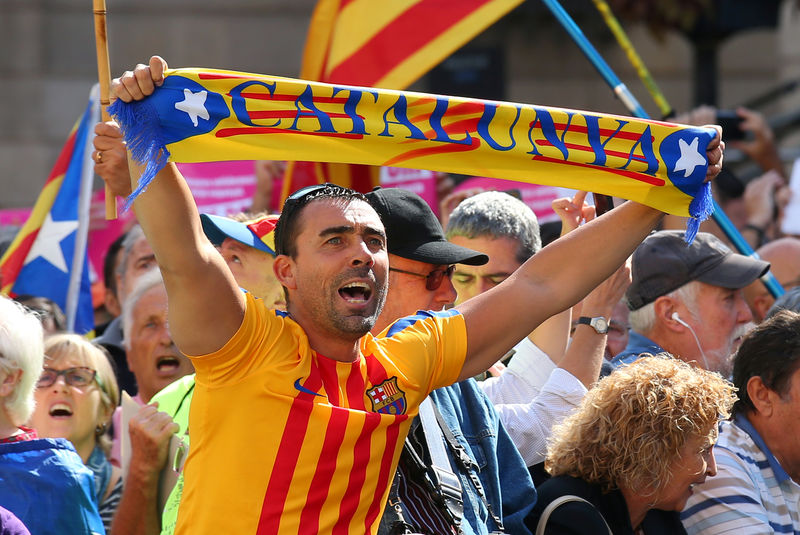 © Reuters.  S&P estudia rebajar el rating a Cataluña por la escalada de la tensión