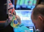 Ibovespa não segura 100 mil pontos e fecha em queda com exterior desfavorável