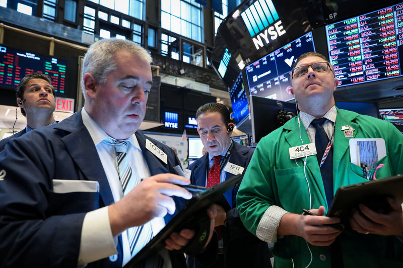 S&amp;P 500 Closes Slightly Higher as Consumer, Energy Stocks Advance By Investing.com