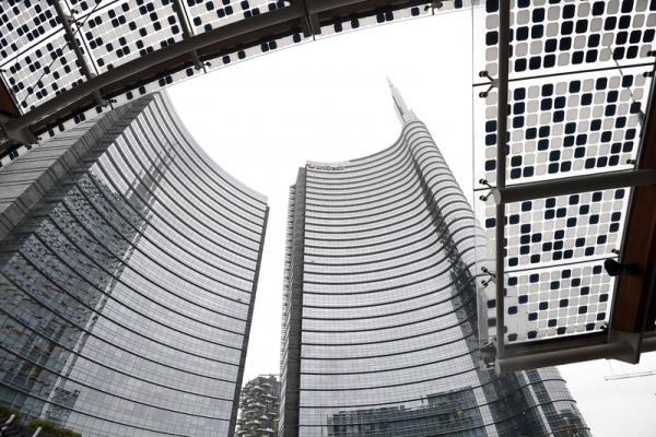 Borsa Milano rialzo, banche e Atlantia positive, rimbalzano petroliferi