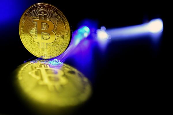 © Reuters.  Bitcoin Climbs Above 12,009.3 Level, Up 6%