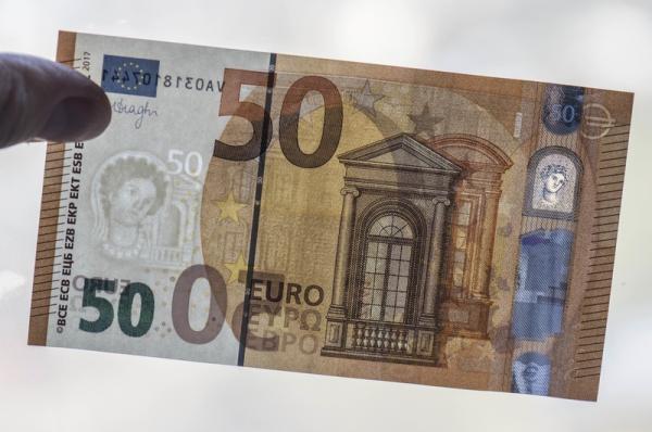 © Reuters.  Euro terus melemah pada hari Senin ini