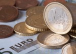 Dólar cai em relação ao euro, mas se mantém estável frente ao iene