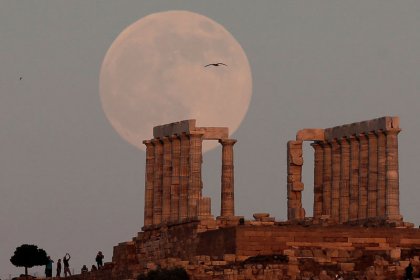 Greece prepares for end of bailout era with comeback bond