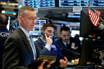 Tech stocks, Netflix power Wall Street's gains