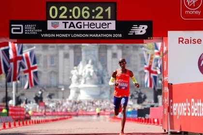 Kipchoge wins third London Marathon as Farah breaks British record
