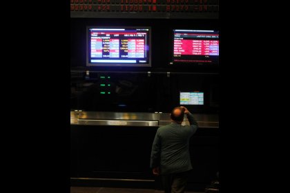 Borsa Milano poco mossa, banche positive su npl, freno guerra dazi Usa-Cina