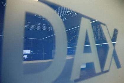 Европейские акции в плюсе, снижение автосектора ограничивает рост