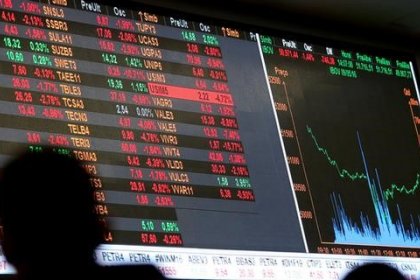 Ibovespa fecha em queda de 2,8% com aversão a risco no exterior; Petrobras é destaque negativo