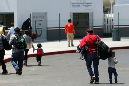 Despite Trump order, border child separations could go on: legal experts