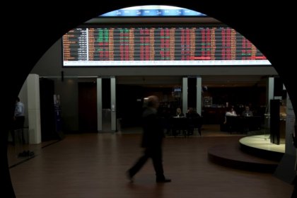 Ibovespa sobe com menos aversão a risco no exterior, mas fecha semana em leve queda