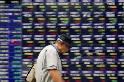 Borsa Tokyo in calo, large cap e difensivi perdono terreno