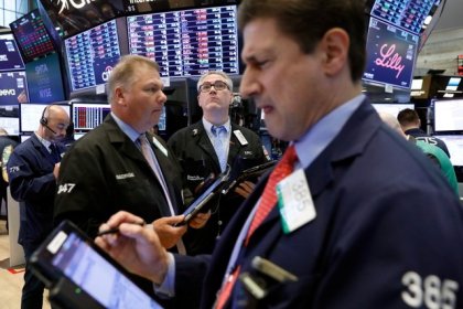Wall Street pummeled by escalating trade row