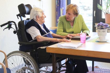 Merkel für bessere Bezahlung von Pflegekräften