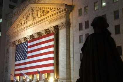 Wall Street finit en baisse avec le dollar et des résultats décevants