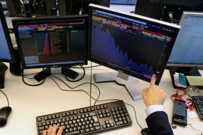 Bovespa cai quase 2% com cenário negativo no exterior, pesquisa eleitoral e balanços