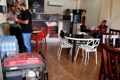 تجار ليبيا يعانون من انقطاع الكهرباء لفترات طويلة