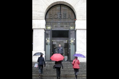 Borsa Milano in ribasso con finanziari, Atlantia positiva ma -22% in settimana