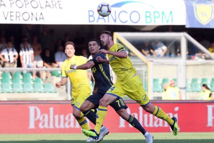 FÚTBOL-Juventus logra dramático triunfo frente al Chievo en debut de Ronaldo en la Serie A