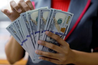 الدولار يتراجع مع ترقب بيان المركزي الأمريكي