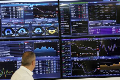 Global shares hit by tech problems and Brexit snags