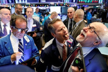 Wall St fecha em queda com foco no Oriente Médio, mas fabricantes de chips sobem