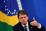 CORREÇÃO-Brasil vai vender 43 aeroportos, apesar de Covid-19, diz ministro