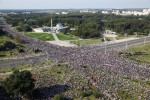 Тысячи протестующих собрались в день рождения Лукашенко у его резиденции