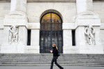 Borsa Milano, buon avvio dicembre, crolla UniCredit