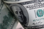 Dólar tem maior queda em dois anos e meio com exterior e BC