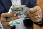 Dólar cae por descenso de rendimientos del Tesoro de EEUU, pero bitcoin bordea los 50.000 dlrs