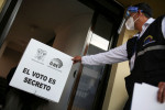 Ecuador cuenta votos de inesperada segunda vuelta presidencial