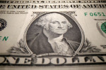 FOREX-Dólar baja tras flojo dato de ventas minoristas en EEUU que alivia temores de inflación
