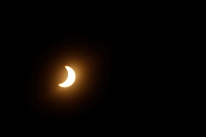 Lua brinca com Sol no Twitter durante eclipse solar
