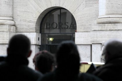 Borsa Milano chiude in lieve rialzo ma mercati nervosi su politica, giù banche