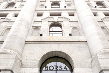 BORSA MILANO in rialzo, seduta nervosa su vicende politiche, bene auto