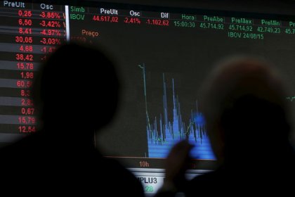 Ibovespa avança com ajustes e cena eleitoral, em dia de vencimento de opções; Smiles desaba