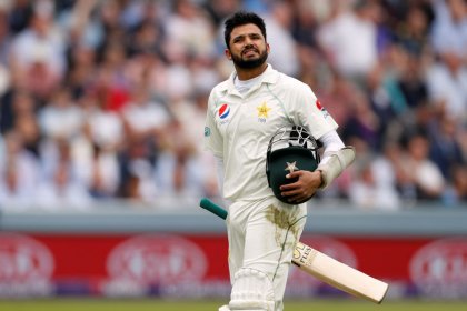 Pakistan's Azhar sees lighter side of brain-fade run-out