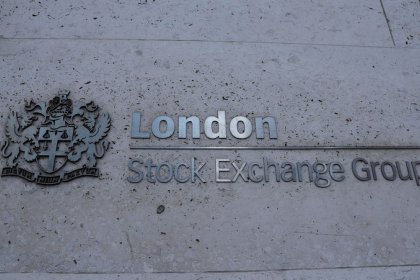 FTSE up on Sino-U.S. trade hopes; Ryanair warning hits airlines