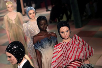 Palhaços de circo da alta-costura de Christian Dior evocam lugar mágico