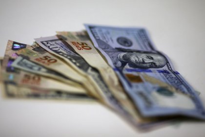Dólar encerra quase estável perto de R$3,76; mercado acompanha Bolsonaro em Davos