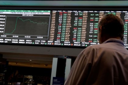 Ibovespa fecha em leve queda após recordes em sessão de menor liquidez e vencimento de opções