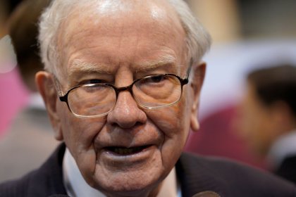 Buffett appears to fault Trump, laments deals dearth in Berkshire letter