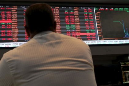 Ibovespa inicia semana em alta com exterior positivo e Previdência no radar