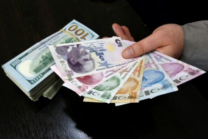الليرة التركية تهبط أكثر من 5 بالمئة مقابل الدولار